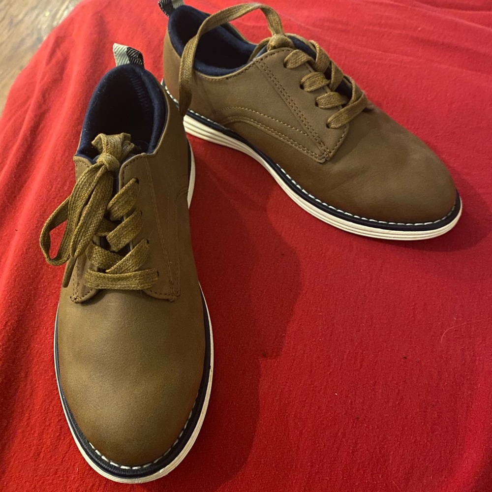 Boys Cat and Jack dress shoes. Size Boys 1